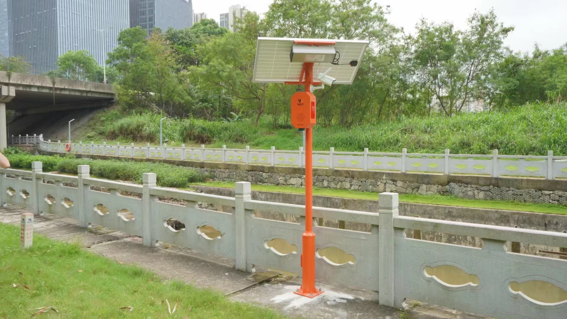 绿色守护新纪元：深圳唯创知音W25太阳能语音宣传杆，点